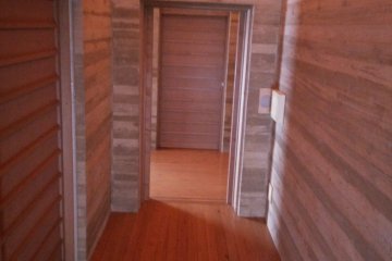 <p>Lorong bawah dengan beton bermotif agar terlihat seperti kayu</p>
