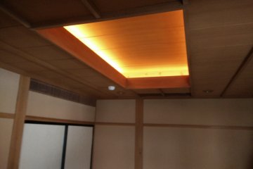 <p>Cahaya di langit-langit dapat berubah jadi beragam warna</p>
