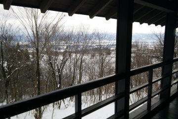<p>Pemandangan dari atas balkon di lembah dan menyeberang ke tiga puncak terkenal Echigo.</p>
