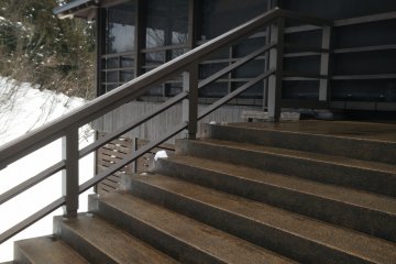 <p>Tangga ke pintu masuk</p>

