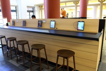 <p>Meja riset iPad. Wi-Fi gratis tersedia di Pusat Informasi.</p>
