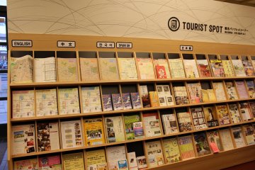 <p>Sebuah dinding dengan informasi dalam berbagai bahasa.</p>
