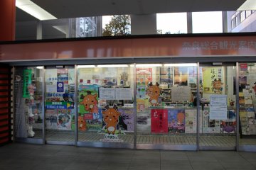 <p>Jendela utama di Pusat Informasi di Stasiun Kintetsu Nara.</p>
