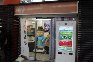 <p>Pintu belakang dan layar informasi bus di Pusat Informasi Stasiun Kintetsu Nara.</p>
