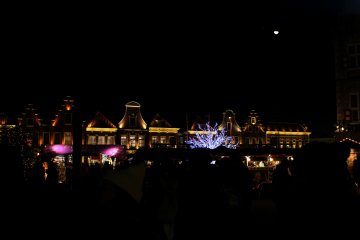 <p>Bulan setengah di atas langit malam di atas cahaya yang indah di Huis Ten Bosch</p>
