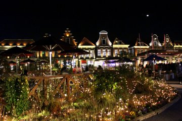<p>Cahaya lampu yang brilian di Huis Ten Bosch pada malam hari</p>
