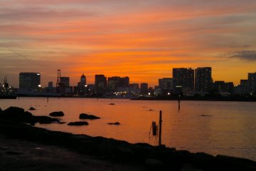 <p>Remarkable blend of orange, pink, and purple, all at once. Best sunset view I&rsquo;ve ever seen in Tokyo.</p>
