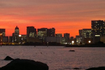 <p>No matter how many times I took photos of the sunset, I would always turn my head over and over again to the building side for this magnificent color.</p>
