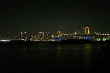 <p>Wait until it&rsquo;s completely dark, so you will see the Rainbow Bridge in all its phases: by day, by sunset, and by night.</p>
