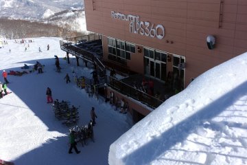 <p>Take a break at the mountain top and have some curry and rice.</p>
