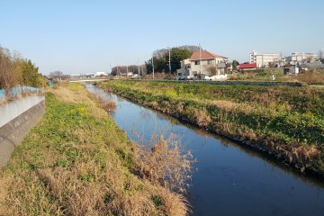 <p>Rivi&egrave;re et champs situ&eacute;s &agrave; proximit&eacute; du sanctuaire</p>
