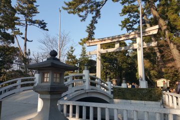 <p>Entr&eacute;e principale du sanctuaire Samukawa</p>

