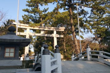 <p>Pont de l'entr&eacute;e principale</p>
