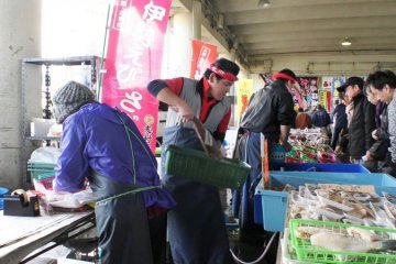 <p>Para penjual makanan sedang bersemangat bekerja</p>
