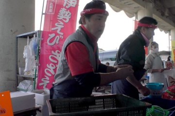 <p><span style="line-height: 20.8px;">Para penjual makanan sedang bersemangat bekerja</span></p>

