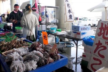 <p>Beragam makanan laut siap dijual</p>
