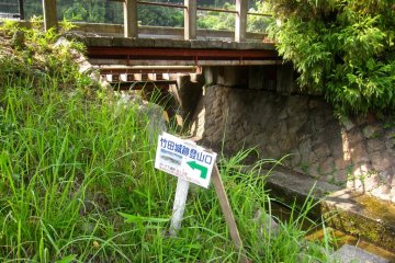 <p>A proximit&eacute; de la gare de Takeda, ce panneau vous indique le chemin &agrave; suivre pour rejoindre le ch&acirc;teau</p>