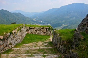 <p>Vue arri&egrave;re sur la vall&eacute;e depuis la porte&nbsp;Ōtemon, l'entr&eacute;e nord du ch&acirc;teau de Takeda</p>