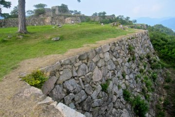 <p>Depuis Minami Senjō, vue sur le Hon-maru et les fondations de la tour</p>