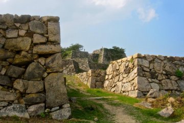 <p>La mont&eacute;e vers le Hon-maru</p>