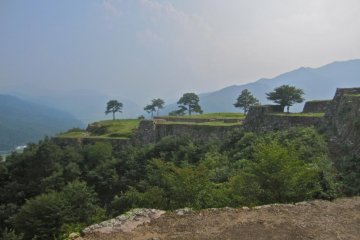 <p>Vue sur Minami Senjō (la partie sud du ch&acirc;teau) depuis la porte&nbsp;Ōtemon</p>