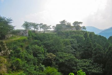<p>Le Hon-maru, les fondations de la tour et Take-no-mon (litt&eacute;ralement, la &laquo;&nbsp;porte du bambou&nbsp;&raquo;) vus depuis le San-no-maru</p>