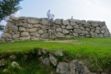 <p>Les fondations de la tour, vues depuis le Hon-maru</p>