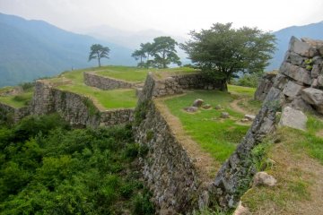<p>Des murs, les ruines de tourelles et d'autres structures, juste en contrebas du Hon-maru</p>