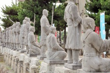 On dit que les statues sont représentées avec les vêtements portés par les samouraïs lors de l'assassinat de Yoshinaka Kira