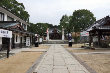 Le sanctuaire se situe sur le site de l'ancienne résidence d'Oishi, dont il tire son nom