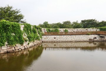 <p>Although no longer beside the sea, in the past boats could set sail from docks located within the grounds of the castle.</p>
