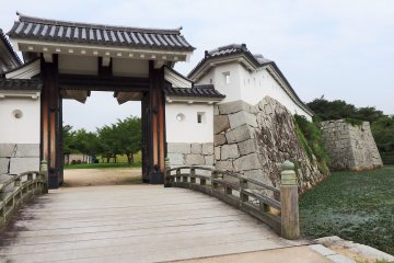 <p>A donjon (keep) was not built as permission was never obtained from the Tokugawa shogunate.</p>
