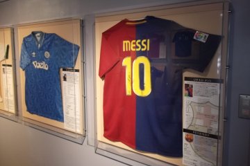 <p>Maradona and Messi: the Shizuoka Soccer Museum, near the Clematis Garden</p>
