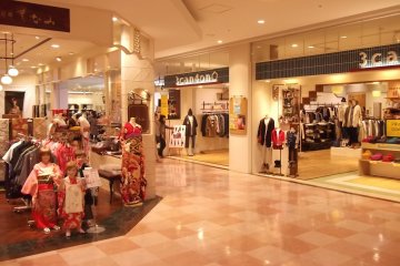<p>Sun to Moon shopping mall</p>
