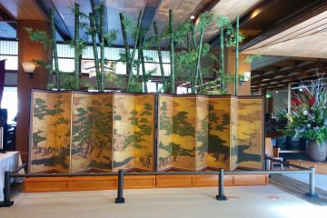 <p>A beautiful folding screen greets visitors</p>
