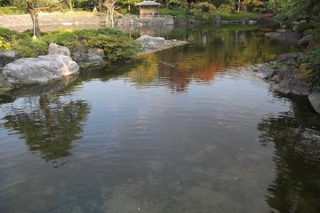 <p>Salah satu kolam di taman.</p>
