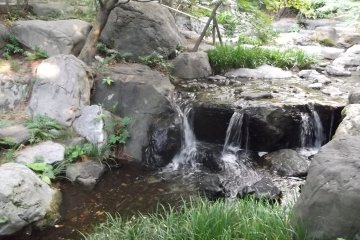 <p>Ada air terjun kecil sepanjang aliran sungai.</p>
