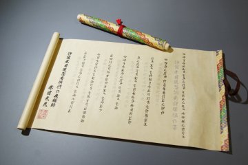 Sertifikat berbentuk gulungan kertas ala ninja