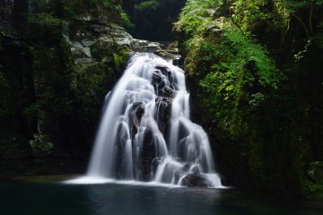 Pemandangan air terjun di jalur sepanjang empat kilometer