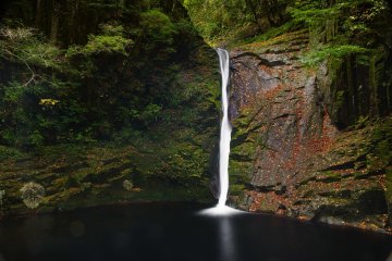Ada air terjun tinggi tepat di sebelah tebing dimana para ninja dulu berlatih panjat tebing