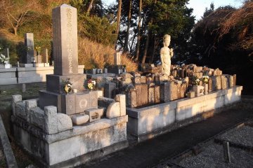 <p>The walk takes you through a temple graveyard</p>
