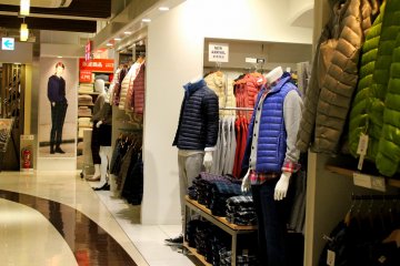 Jaket-jaket berwarna-warni dipajang sepanjang lorong.