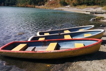 Perahu sewaan bersandar di pantai, menanti pelanggan berikutnya.
