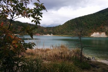 Pemandangan danau tampak lebih indah dari sini, dari ujung yang berlawanan.
