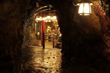 A glimpse toward the cavern housing the goddess, Benzaiten.