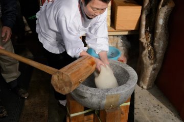 Come and taste freshly pounded Japanese rice cake at a farmer’s house, nestled in a village of terraced rice fields.