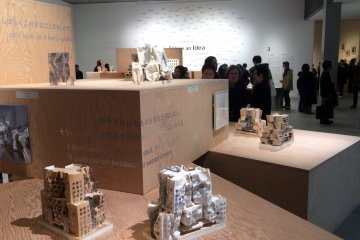 <p>Quotes from &nbsp;Gehry covered the exhibit.</p>
