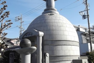 <p>Another building in the temple grounds</p>
