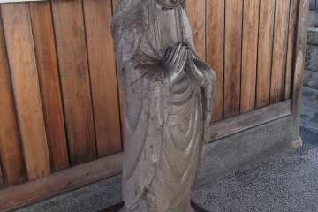 <p>Another statue in her small shelter</p>
