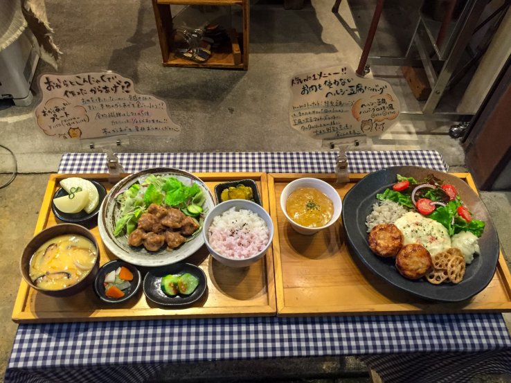 Plastic food display in front of Mumokuteki restaurant in Kyoto